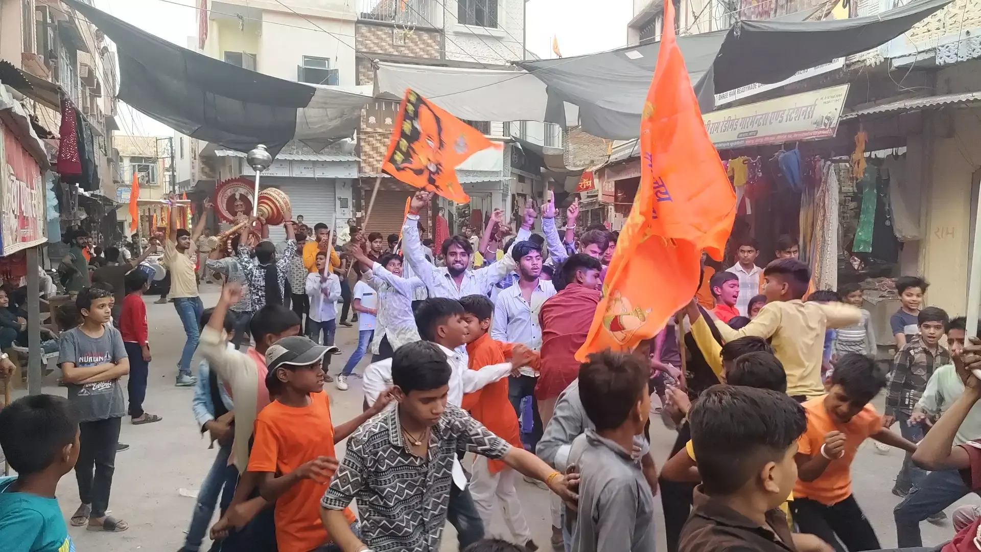 महावीरी पताको के साथ रामनवमी पर निकला जुलुस