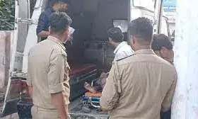 एटा में भीषण सड़क हादसा, बेकाबू कार डिवाइडर से टकराई,कार सवार दो बच्चों सहित चार की मौत