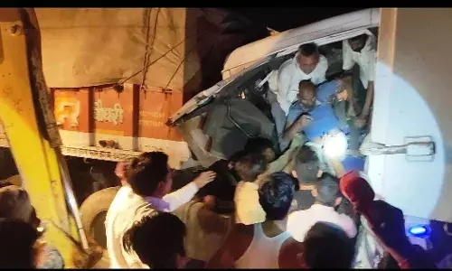 दो ट्रक के बीच भिड़ंत, 3 घंटे केबिन में फंसा रहा चालक