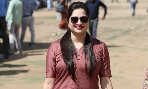 लेडी पोलिंग आफिसर की तस्वीर हो रही वायरल