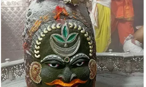 ड्रायफ्रूट और भांग से सजे बाबा महाकाल, चांदी का बिल पत्र और चंद्रमा लगाकर किया श्रृंगार