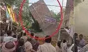 दिल्ली के इलाके में गिरा चार मंजिला मकान, कोई हताहत नहीं दिल्ली के इलाके में गिरा चार मंजिला मकान, कोई हताहत नहीं