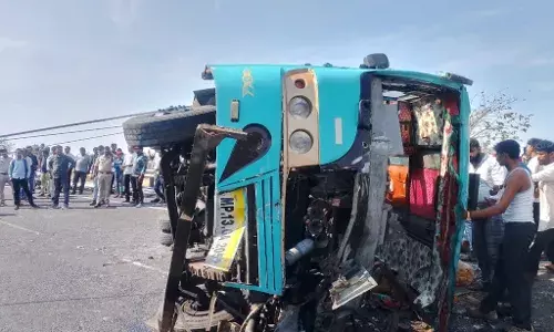 यात्रियों से भरी बस अनियंत्रित होकर पलटी, हादसे में एक की मौत, तीन इंदौर रेफर 30 से अधिक घायल
