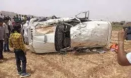 तेज रफ्तार कार का टायर फटा, दूल्हे के भाई सहित पांच की मौत