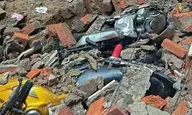 तेज आंधी और बारिश के चलते दीवार टूटकर दूसरे मकान पर गिरी, 10 लोग घायल तेज आंधी और बारिश के चलते दीवार टूटकर दूसरे मकान पर गिरी, 10 लोग घायल