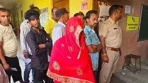 दाह संस्कार के एक घंटे बाद पत्नी ने वोट डाला, सवेरे हुई थी पति की मौत दाह संस्कार के एक घंटे बाद पत्नी ने वोट डाला, सवेरे हुई थी पति की मौत