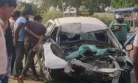 हाईवे पर डंपर की टक्कर से कार सवार महिला समेत तीन की मौत, दो घायल