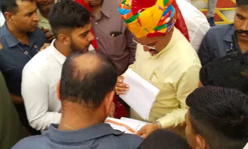 तीन सूत्रीय मांगों को लेकर उपमुख्यमंत्री बैरवा को दिया ज्ञापन