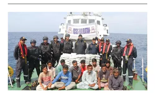 पाकिस्तानी नाव से 600 करोड़ की ड्रग्स  बरामद, चालक दल के 14 सदस्य गिरफ्तार