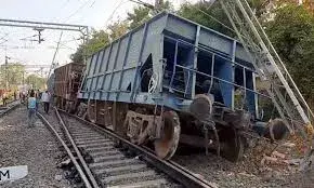 खंडवा में मालगाड़ी के पांच डब्बे बेपटरी हुए