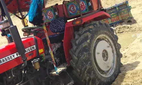 नदी में पुलिस की दबिश, चालक ट्रैक्टर-ट्रॉली को फंसा कर भागा