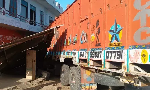 बेकाबू ट्रक दुकान में घुसा