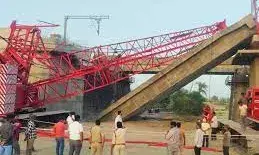 निर्माणाधीन रेलवे ब्रिज पर क्रेन टूटी, गर्डर गिरने से दो लोग घायल