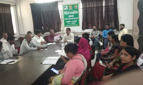 समीक्षा बैठक में ग्राम विकास अधिकारी को दी चार्ज सीट