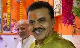 पूर्व कांग्रेस नेता संजय निरुपम ने थामा शिवसेना का दामन पूर्व कांग्रेस नेता संजय निरुपम ने थामा शिवसेना का दामन