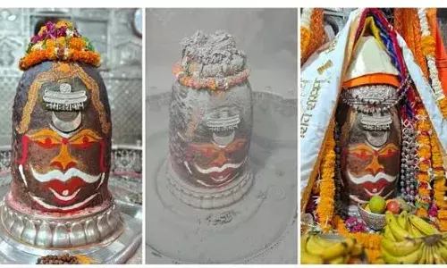 भस्म आरती में पूजन सामग्री से सजे बाबा महाकाल, चंद्र और त्रिपुंड लगाकर किया आलौकिक श्रृंगार