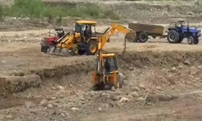 धर्माऊ तालाब से मिट्टी का अवैध खनन बदस्तूर जारी धर्माऊ तालाब से मिट्टी का अवैध खनन बदस्तूर जारी