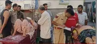 मां-बाप और बहन को चाकुओं से गोद डाला मां-बाप और बहन को चाकुओं से गोद डाला