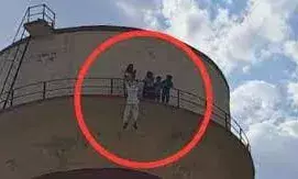 कोर्ट ने दी विवाहिता को प्रेमी के साथ रहने की इजाजत, नाराज परिजन टंकी पर चढ़े, हुआ हंगामा