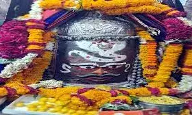 भस्म आरती में बाबा महाकाल के शीश पर विराजमान हुए सर्प देवता हुआ अद्भुत शृंगार