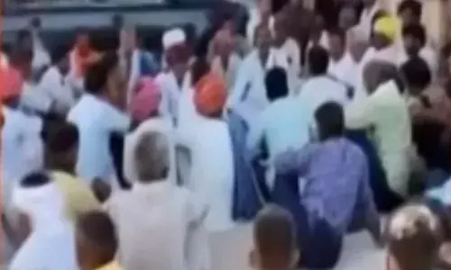 युवक की मौत को बताया हत्या, चार पर केस दर्ज, गिरफ्तारी, मुआवजा व सरकारी नौकरी के लिए मोर्चरी पर लोगों का आठ घंटे धरना युवक की मौत को बताया हत्या, चार पर केस दर्ज, गिरफ्तारी, मुआवजा व सरकारी नौकरी के लिए मोर्चरी पर लोगों का आठ घंटे धरना