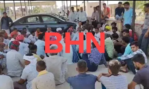 युवक की मौत को बताया हत्या, चार पर केस दर्ज, गिरफ्तारी, मुआवजा व सरकारी नौकरी के लिए मोर्चरी पर लोगों का आठ घंटे धरना युवक की मौत को बताया हत्या, चार पर केस दर्ज, गिरफ्तारी, मुआवजा व सरकारी नौकरी के लिए मोर्चरी पर लोगों का आठ घंटे धरना