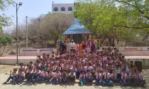 भगवान देवनारायण जन्मस्थली मालासेरी डूंगरी पुजारी हेमराज पोसवाल ने बताया विद्यार्थियों को इतिहास