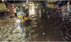 हैदराबाद में भारी बारिश से बेहाल होकर गिरी दीवार बच्चे समेत सात लोगों की मौत