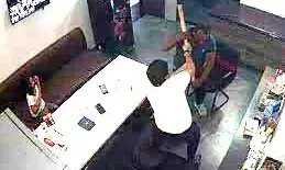 डॉक्टर पर लाठी से हमला डॉक्टर पर लाठी से हमला