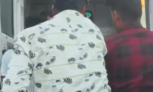 अज्ञात वाहन की टक्कर से एक व्यक्ति घायल अज्ञात वाहन की टक्कर से एक व्यक्ति घायल