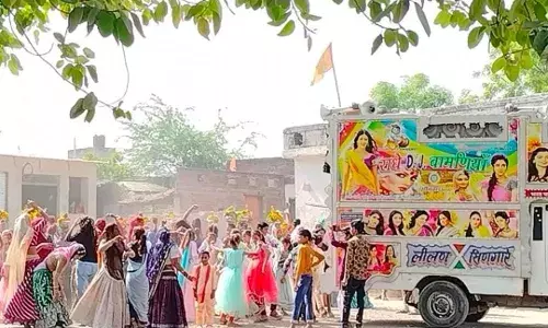 गाजे बाजे के साथ निकली शोभायात्रा