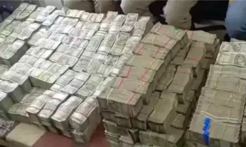 सात बॉक्स की पेटियों में सात करोड़ रुपये छिपाकर ले जा रहे थे पर पकड़े गए