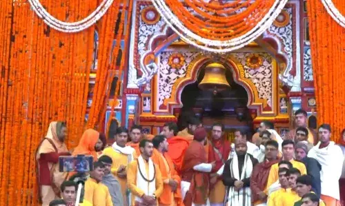 बदरीनाथ धाम के कपाट खुले, बड़ी संख्या में पहुंचे श्रद्धालु बदरीनाथ धाम के कपाट खुले, बड़ी संख्या में पहुंचे श्रद्धालु