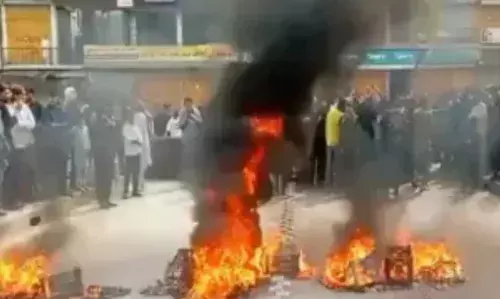 पाकिस्तानी फौज के साथ कश्मीरियों में टकराव , एक अधिकारी की मौत,गृहयुद्ध जैसे बने हालात