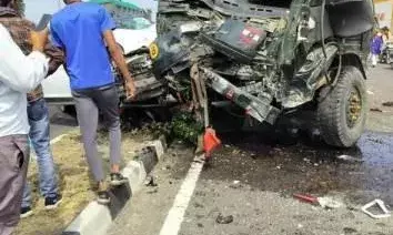 भीषण सड़क हादसा ,सेना का ट्रक अनियंत्रित होकर बस और कार से टकराया, तीन लोगों की मौत