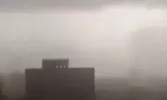 मुंबई में धूल भरी आंधी के साथ तेज बारिश, होर्डिंग और पेड़ गिरे; 54 लोग घायल