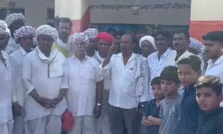 श‍िक्षकों को कमरे में बन्‍द कर ग्रामीणों ने क‍िया प्रदर्शन