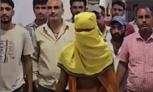 शिष्या को ले भागे सरकारी स्कूल केअध्यापक के खिलाफ एक और छात्रा ने लगाये छेड़छाड़ के आरोप, पहुंची थाने शिष्या को ले भागे सरकारी स्कूल केअध्यापक के खिलाफ एक और छात्रा ने लगाये छेड़छाड़ के आरोप, पहुंची थाने