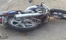 बाइक को सौ मीटर घसीटता ले गया कंटेनर, भजन गायक 2 युवकों की मौत बाइक को सौ मीटर घसीटता ले गया कंटेनर, भजन गायक 2 युवकों की मौत