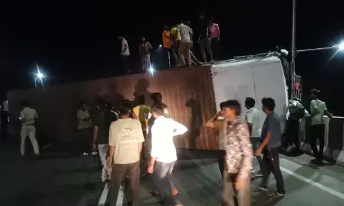 स्कूटी से भरा कन्टेनर पलटा, तख़्तपुरा पुलिया पर हुआ हादसा
