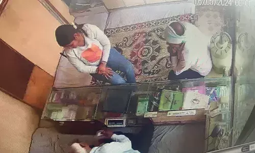 अंगुठी खरीदने आये, ले उड़े दो सौ ग्राम सोना, युवती व अधेड़ ने दिया वारदात को अंजाम अंगुठी खरीदने आये, ले उड़े दो सौ ग्राम सोना, युवती व अधेड़ ने दिया वारदात को अंजाम