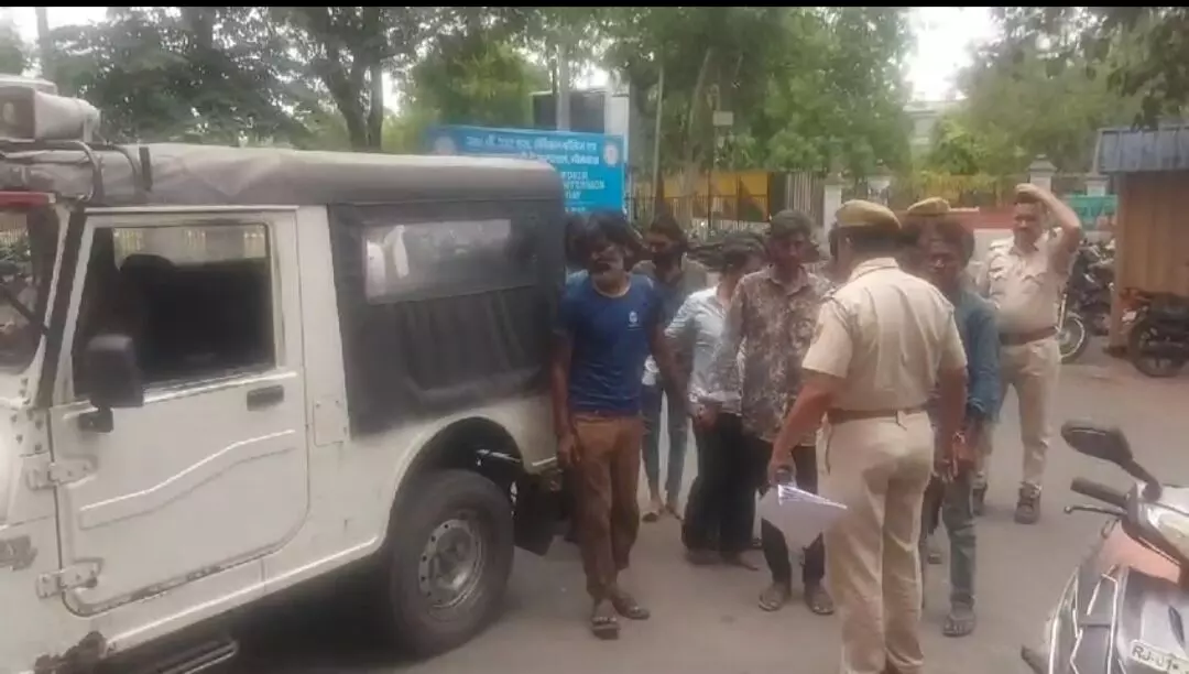 विशेष अभियान- 149 पुलिसकर्मियों पर 53 स्थानों पर दी दबिश, 120 अपराधी पकड़े विशेष अभियान- 149 पुलिसकर्मियों पर 53 स्थानों पर दी दबिश, 120 अपराधी पकड़े