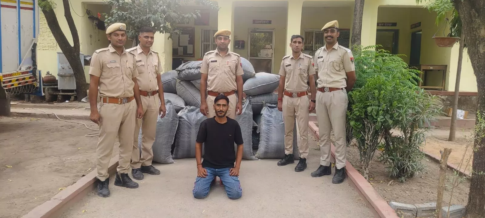 कागज की रद्दी की आड़ में तस्करी करते एक गिरफ्तार,ट्रक से 490 किलो डोडाचूरा जब्त कागज की रद्दी की आड़ में तस्करी करते एक गिरफ्तार,ट्रक से 490 किलो डोडाचूरा जब्त