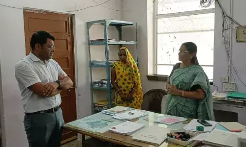 तहसीलदार और कोषाधिकारी कार्यालय का कलक्टर ने किया औचक निरीक्षण तहसीलदार और कोषाधिकारी कार्यालय का कलक्टर ने किया औचक निरीक्षण