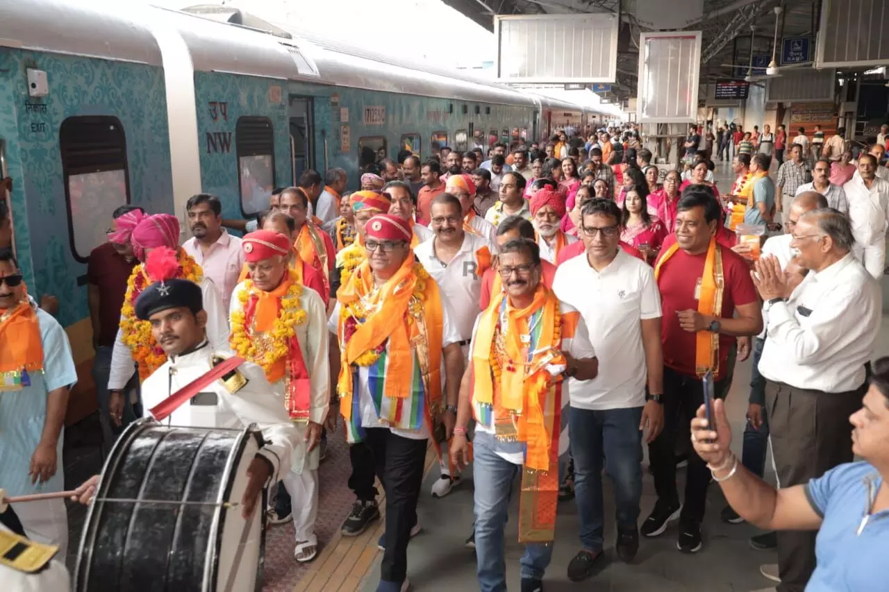 सकल जैन समाज के 1008 यात्रियों का दल एसी ट्रेन से सम्मेद शिखर रवाना सकल जैन समाज के 1008 यात्रियों का दल एसी ट्रेन से सम्मेद शिखर रवाना