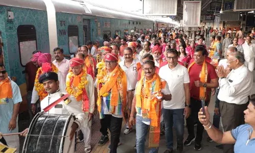 सकल जैन समाज के 1008 यात्रियों का दल एसी ट्रेन से सम्मेद शिखर रवाना