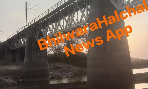 ट्रेन से पैर कटने के बाद ब्रिज से नीचे गिरा युवक, उदयपुर रैफर