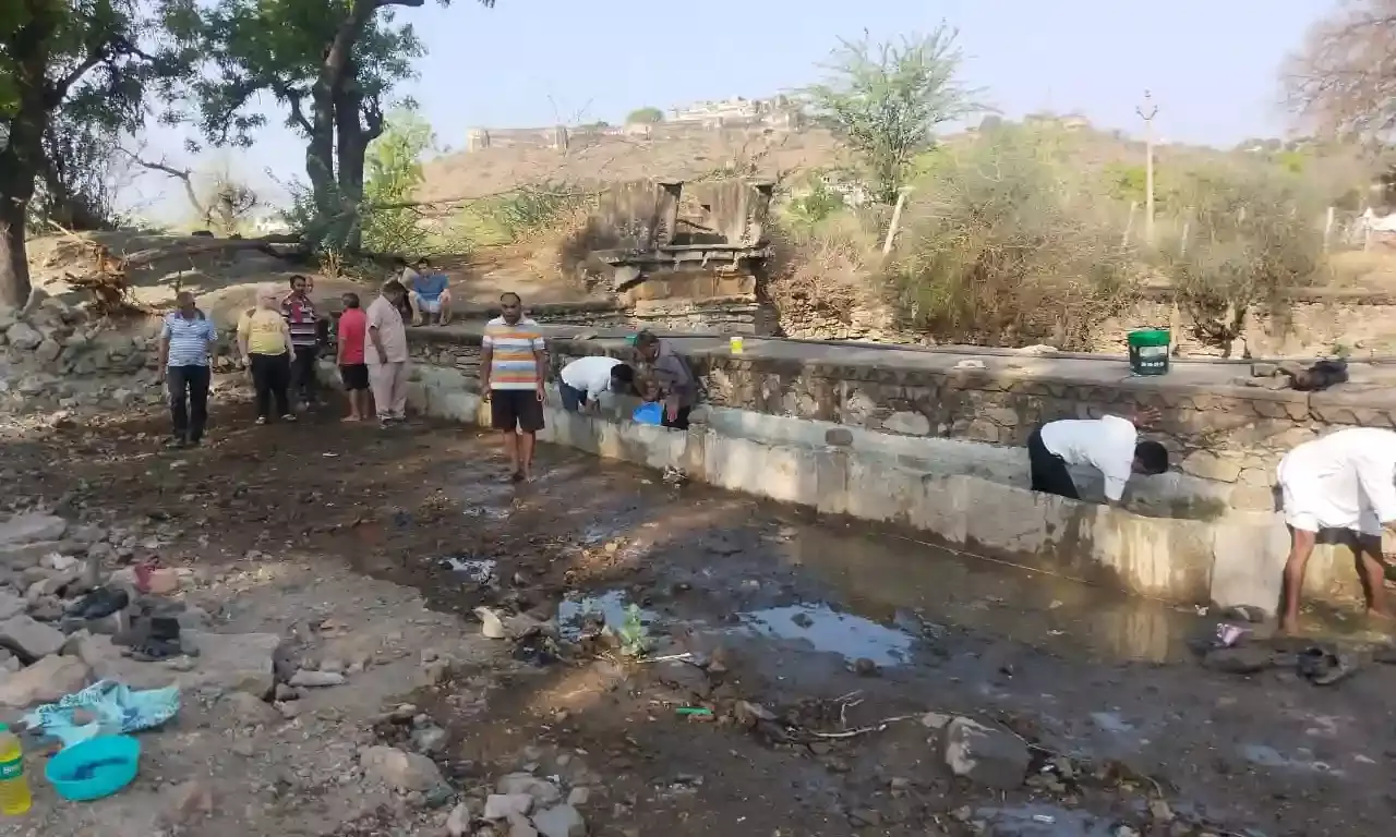 ढोल बजाकर सामाजिक कार्यकर्ताओं ने की प्राचीन पौ की साफ-सफाई