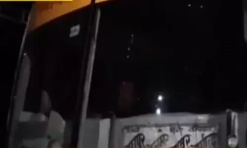 रोडवेज बस के कांच तोड़ परिचालक को पीटा 10हजार की नंकदी लूट ले गए