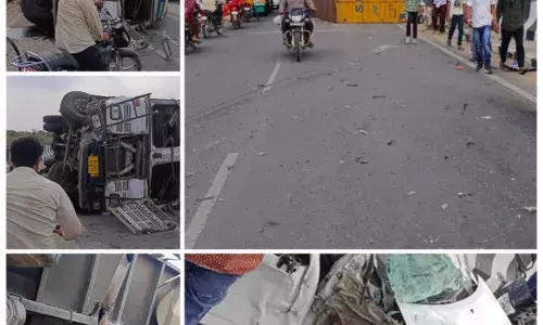 त्रिवेणी पुलिया पर हादसे के बाद पलटा कंटेनर, लगी भीड़
